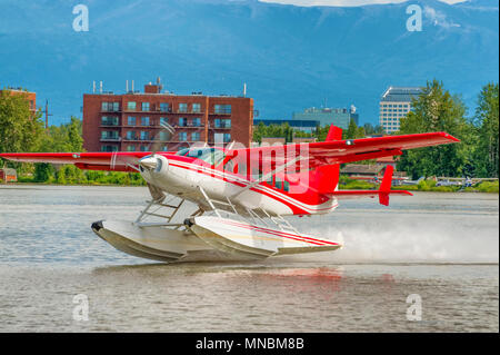 Eine rot-weiße Wasserflugzeug auf Lake Hood in Anchorage Alaska Stockfoto