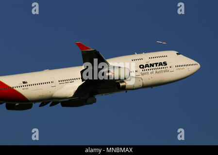 QANTAS Boeing 747 Jumbo Jet Jet Flugzeug Flugzeug Start vom London Heathrow Airport, Großbritannien. Boeing 747-400 VH-OJL in blauem Himmel Stockfoto