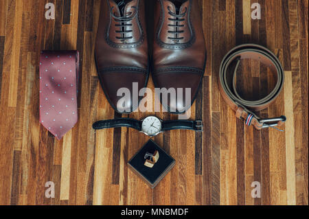 Der Bräutigam Accessoires. Leder Schuhe auf dem Hintergrund mit Krawatte und Manschettenknöpfe, Ansicht von oben Stockfoto