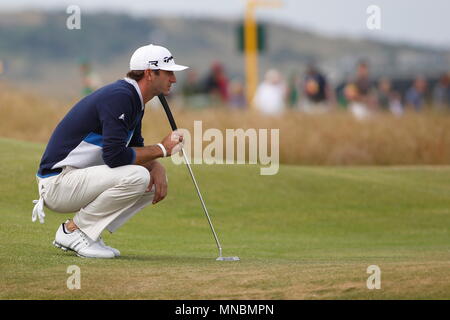 MUIRFIELD, Schottland - Juli 18: Dustin Johnson Schlag an der 5. grün während der ersten Runde der Open Championship 2013 in Muirfield Golf Club am 18. Juli 2013 in Schottland. Stockfoto