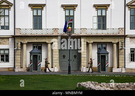 Budapest, Ungarn: 11. April 2018 - Schutz am Eingang des Präsidentenpalastes, Sandor Palacea Stockfoto