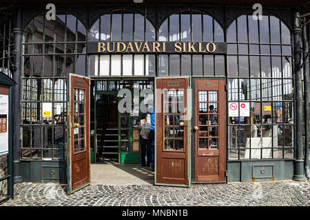 Der Eingang zur Seilbahn Station "Budavari Siklo'. Seilbahn für die Öffentlichkeit seit dem 2. März 1870 betätigt hat. Ungarn Stockfoto