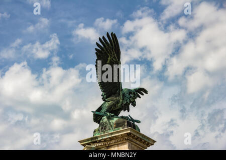 Die Bronzestatue des mythologischen Turul Vogel im Tor von Buda Schloss und eine Seilbahn bis zur Burg in Budapest in Ungarn; Cast durch Stockfoto