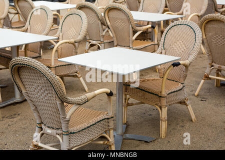 Corona oder Covid Krise - leere Tische und Stühle wegen Reisebeschränkungen. Keine Touristen leer verlassen. Stockfoto