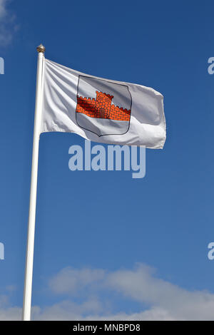 Boden, Schweden - 13. Juli 2015: Die Flagge mit dem Wappen für die Gemeinde Boden auf Flag pole gegen den blauen Himmel gehoben. Stockfoto