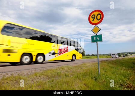 Gnarp, Schweden - 14. Juli 2015: gelber Bus Service für Y-Bus auf der Straße E4 Süd gebunden an ein Tempolimit Zeichen 90 Kmh. Stockfoto