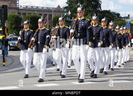 Stockholm, Schweden - 13 August, 2013: Die Royal Guards Parade marschiert zum königlichen Palast für den Wandel der Wachen cermony. Stockfoto