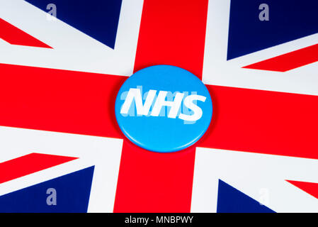 LONDON, UK, 27. April 2018: Die National Health Service Symbol über die britische Flagge, am 27. April 2018. Der NHS wurde 1948 als eine der etablierten Stockfoto