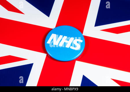 LONDON, UK, 27. April 2018: Die National Health Service Symbol über die britische Flagge, am 27. April 2018. Der NHS wurde 1948 als eine der etablierten Stockfoto