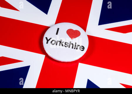 LONDON, UK, 27. APRIL 2018: Ein ich liebe Yorkshire Abzeichen abgebildet über die britische Flagge, am 27. April 2018. Stockfoto