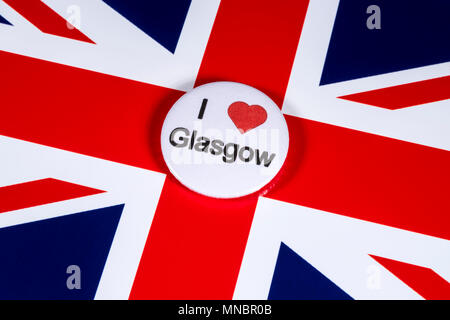 LONDON, UK, 27. APRIL 2018: Ein ich liebe Glasgow Abzeichen abgebildet über die britische Flagge, am 27. April 2018. Stockfoto