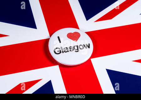 LONDON, UK, 27. APRIL 2018: Ein ich liebe Glasgow Abzeichen abgebildet über die britische Flagge, am 27. April 2018. Stockfoto