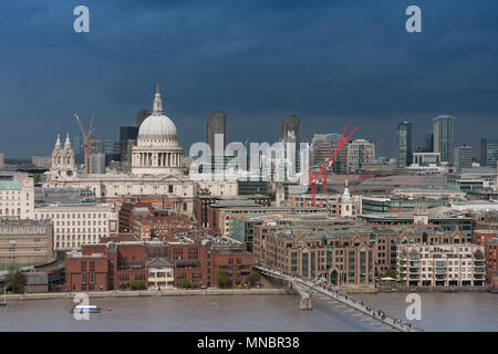 Luftbild vom Nordufer der Themse, St Paul's Cathedral und die Millennium Bridge in London. Stockfoto