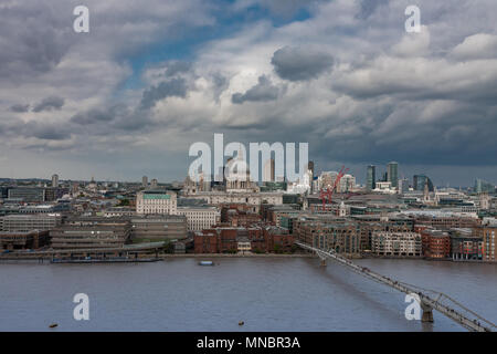 Luftbild vom Nordufer der Themse, St Paul's Cathedral und die Millennium Bridge in London. Stockfoto