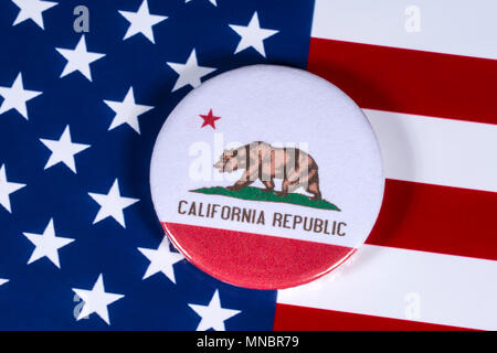 LONDON, UK, 27. April 2018: Das Symbol des Staates Kalifornien, dargestellt über die Flagge der Vereinigten Staaten von Amerika, am 27. April 2018. Stockfoto