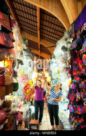 18. Februar 2015. Ho Chi Minh City, Vietnam. Verschiedene Artikel zum Verkauf in eine Markthalle in Ho Chi Minh City im Süden Vietnams. Stockfoto