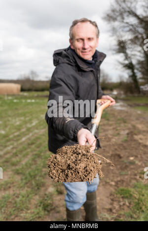 Ein Mann graben Boden auf einem Bauernhof Stockfoto