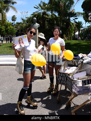 Cannes, Frankreich - 11. Mai 2018: Grazia Mitarbeiter verteilen das Magazin an die Masse, die am 71. Filmfestival in Cannes. Stockfoto