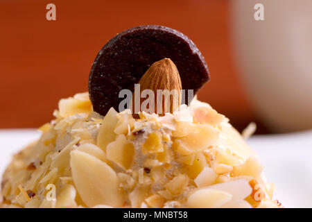 Nahaufnahme der Mandeln auf Kuchen Stockfoto