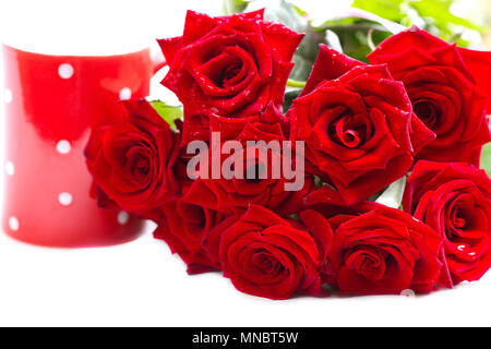 In der Nähe von einem schönen Strauß roter Rosen. Stockfoto