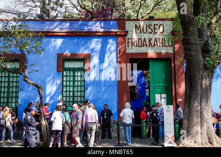 Mexiko-Stadt, mexikanisch, lateinamerikanisch, lateinamerikanisch, ethnisch, Coyoacan, Del Carmen, Frida Kahlo Museum Museo Frida Kahlo, La Casa Azul, Blue House, Außenansicht Stockfoto