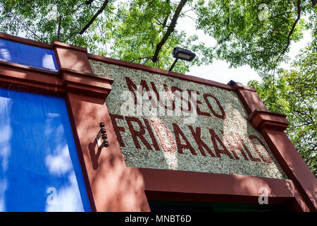 Mexiko-Stadt, Mexikanisch, Hispanic, Coyoacan, Del Carmen, Frida Kahlo Museum Museo Frida Kahlo, La Casa Azul, Blaues Haus, außen, Eingang, Schlange, Schlange, Mann Stockfoto