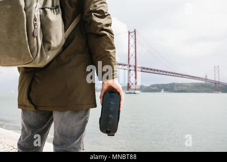 Der Mann hält die virtual reality Brille und schaut am 25. April in Lissabon. Das Konzept der Virtuellen Reise und Tourismus. Moderne Technologien und deren Einsatz im täglichen Leben Stockfoto