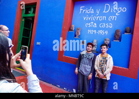 Mexiko-Stadt, mexikanisch, lateinamerikanisch, lateinamerikanisch, ethnisch, Coyoacan, Del Carmen, Frida Kahlo Museum Museo Frida Kahlo, Blue House, Innenausstattung im Innenhof Stockfoto