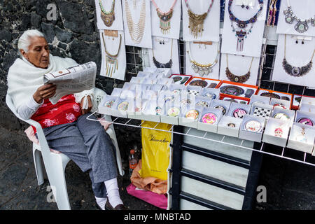 Mexiko-Stadt, Mexikanisch, Hispanic, Coyoacan, Straßenverkäufer Verkäufer verkaufen Verkauf, Stallstände Stand Markt Markt Markt, Stall, Schmuck, Frau weibliche Frauen Stockfoto