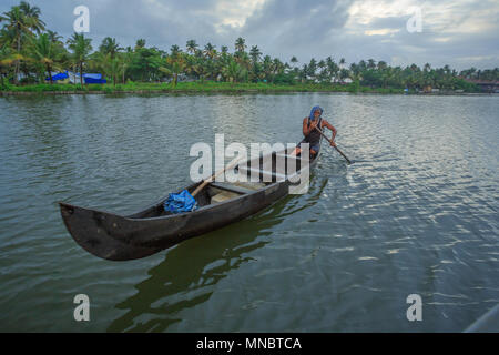 Fischer Rudern das Boot - an der Cherai Rückstau (Kerala) Stockfoto