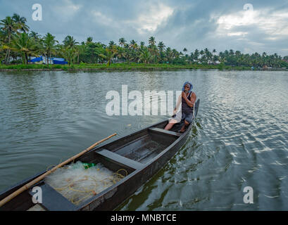 Fischer Rudern das Boot - an der Cherai Rückstau (Kerala) Stockfoto