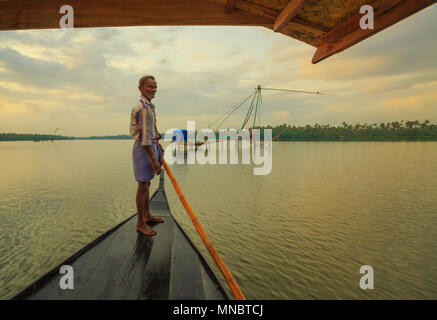 Boatman rudern das Land Boot - an der Cherai Rückstau (Kerala) Stockfoto