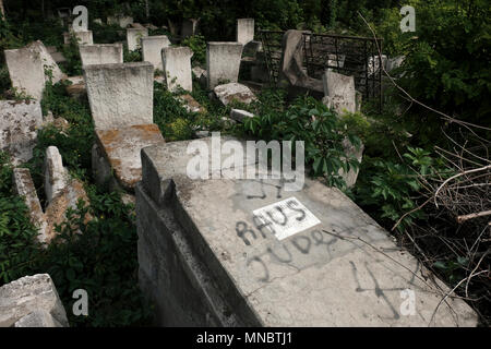 Ein entweihtes Grab mit Nazi-Hakenkreuz und einem Satz auf Deutsch „Raus Juden“ auf dem jüdischen Friedhof, einem der größten jüdischen Friedhöfe in Europa in der Stadt Chisinau, auch bekannt als die Hauptstadt der Republik Moldau Stockfoto