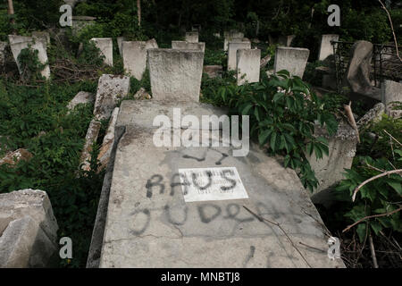 Ein entweihtes Grab mit Nazi-Hakenkreuz und einem Satz auf Deutsch „Raus Juden“ auf dem jüdischen Friedhof, einem der größten jüdischen Friedhöfe in Europa in der Stadt Chisinau, auch bekannt als die Hauptstadt der Republik Moldau Stockfoto