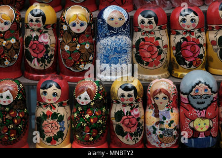 Stapel von matrjoschka Puppen, auch als russische Verschachtelung Puppe für den Verkauf in der Flohmarkt in der Stadt Chisinau Kishinev auch als die Hauptstadt der Republik Moldau bekannt Stockfoto