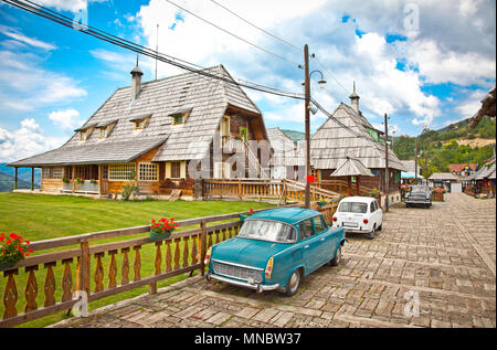 MECAVNIK, Serbien - 14. Juli: Mecavnik am 14. Juli 2013. Serbien. Mecavnik auch bekannt als Drvengrad ist ein traditionelles Dorf, dass der serbische Regisseur E Stockfoto