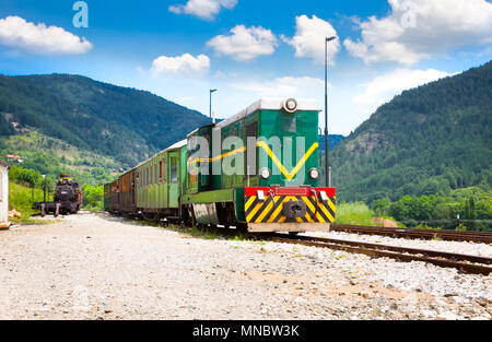 MOKRA GORA, Serbien - Juli 14: Das Shargan acht Eisenbahn auf Juli 14,2013. Es ist eine Schmalspurige Museumsbahn in Serbien, ausgeführt von dem Dorf Mo Stockfoto