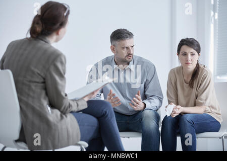 Familie Therapeuten während eines Treffens mit unglücklich, Ehepaar Stockfoto