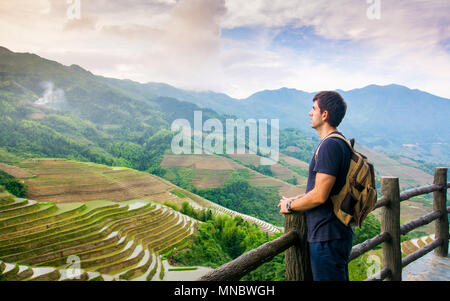 Man genießt einen atemberaubenden Asiatischen Reis terrasse Landschaft anzeigen Stockfoto