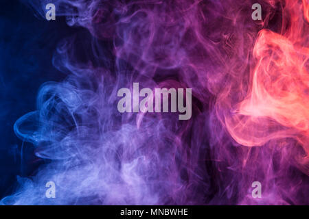 Dichten bunten Rauch von Pink, Blau und Lila Farben auf einem schwarzen Hintergrund isoliert. Hintergrund der Rauch vape Stockfoto