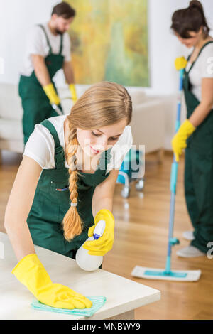 Professionelle Reinigung während der Arbeit Stockfoto