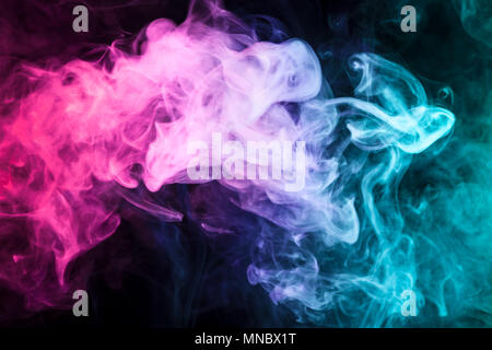 Rosa, Grün und Blau Rauch auf schwarzem Hintergrund Stockfoto