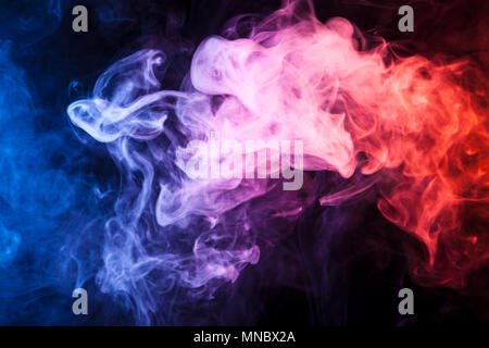 Rot, Rosa und blauen Rauch auf schwarzem Hintergrund Stockfoto