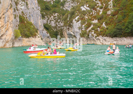 Schlucht von Verdon, Frankreich - August 11,2016: Menschen Tret in die berühmten Schluchten des Verdon an einem sonnigen Tag zu gehen. Stockfoto