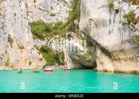 Schlucht von Verdon, Frankreich - August 11,2016: Menschen Tret in die berühmten Schluchten des Verdon an einem sonnigen Tag zu gehen. Stockfoto