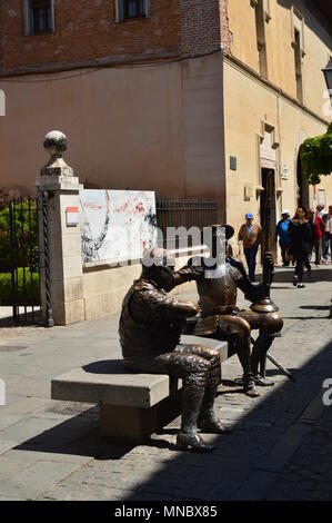 Schöne Statue von Don Quijote und Sancho Panza debattieren. Architektur Reise Geschichte. Mai 5, 2018. Alcala De Henares Spanien Madrid. Stockfoto