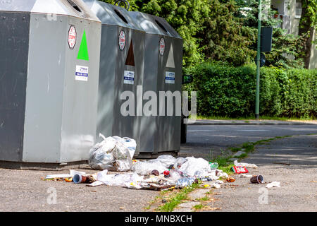 ESSEN/Deutschland - VOM 12. MAI 2018: Müll liegt neben dem Fach Stockfoto