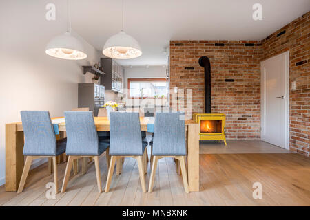 Essbereich mit Tisch und Sessel Stockfoto