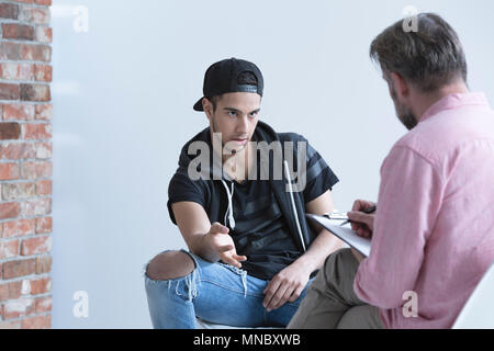 Teenager tragen Cap, im Gespräch mit dem Psychologen Stockfoto