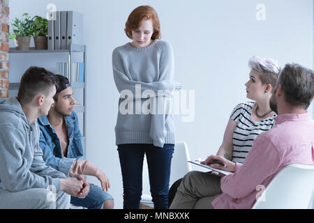 Frau mit psychischen Problem reden vor der Support-Gruppe Stockfoto